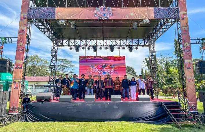 Wesly Diwakili Staf Ahli Daniel Siregar Pukul Gong Buka Art Fest VI dan Bazar Sumpah Pemuda FE USI