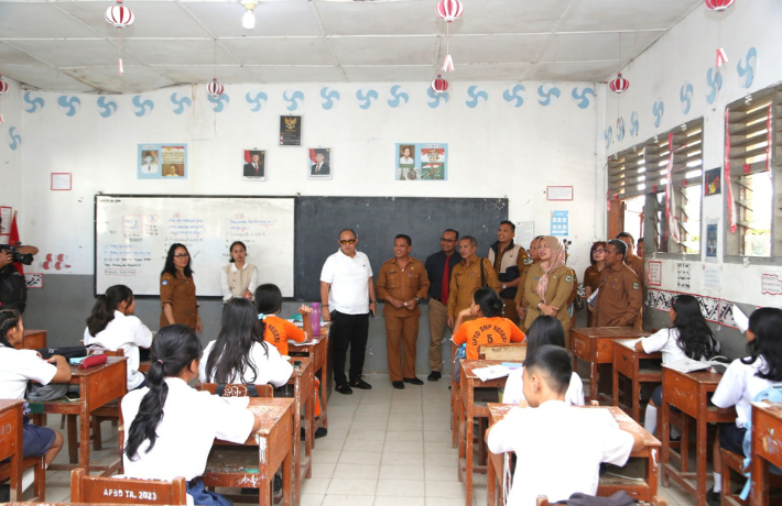 Wali Kota Wesly Diwakili Sekda Junaedi Sitanggang Tinjau Program Bimbel Tambahan di SMPN 5 