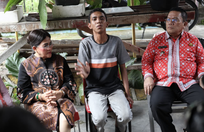 Wali Kota Wesly dan Ketua TP PKK Ny Liswati Kunjungi dan Beri Semangat kepada Penyandang Disabilitas