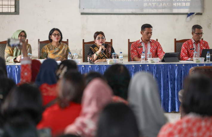 Terharu dan Bahagia Ny Liswati Naikkan Uang Kehormatan Guru PAUD SAB  