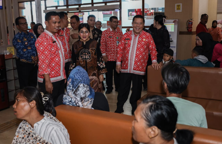 Wali Kota Wesly Silalahi dan Ny Liswati Tinjau MPP di Ramayana dan Berkeliling Gerai