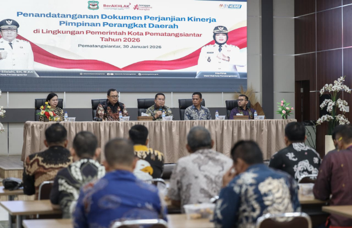 Wesly Bersama Sekda dan Pimpinan Perangkat Daerah Pemko Pematangsiantar Tandatangani Dokumen Perjanj