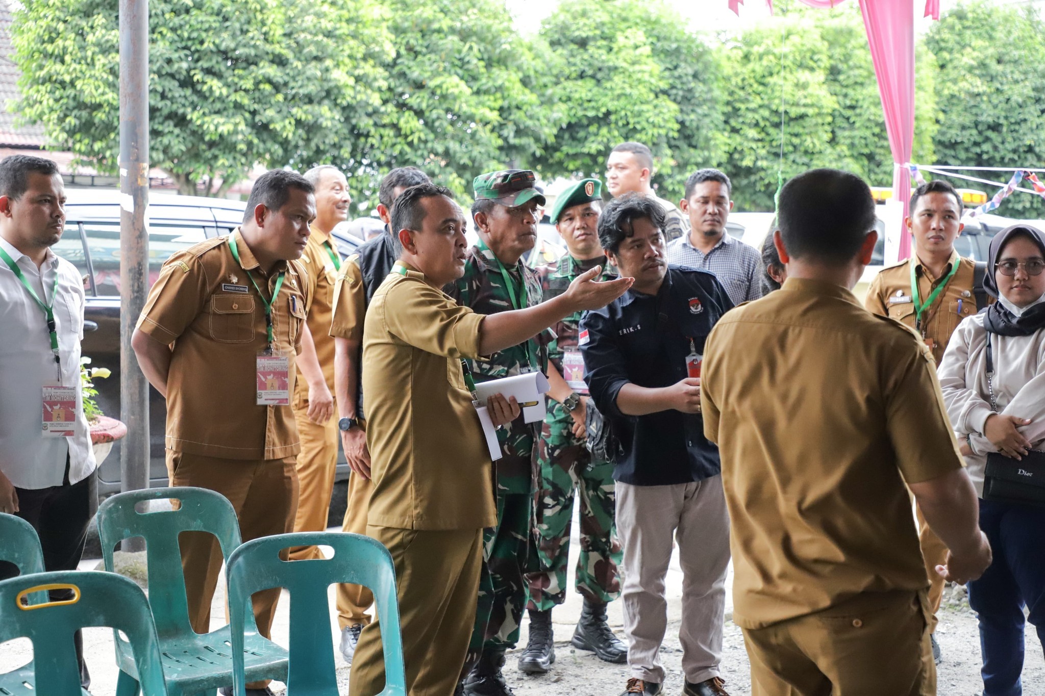 meninjau/monitor persiapan sejumlah Tempat Pemungutan Suara (TPS)