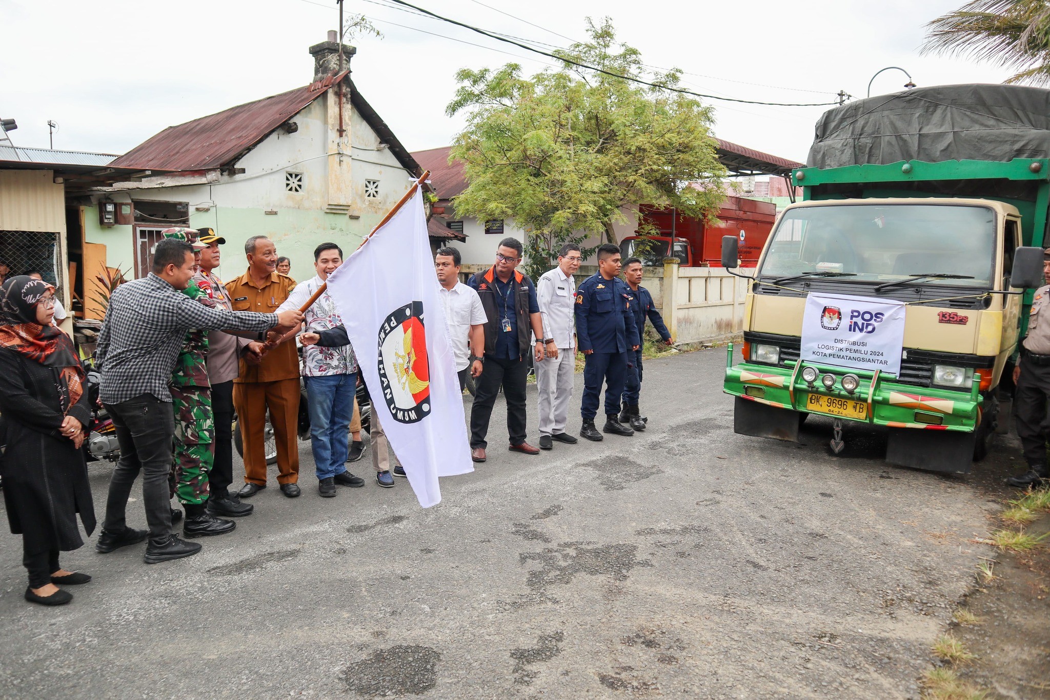 Logistik didistribusikan ke delapan kecamatan, serta akan diserahkan ke 53 kelurahan di wilayah Kota