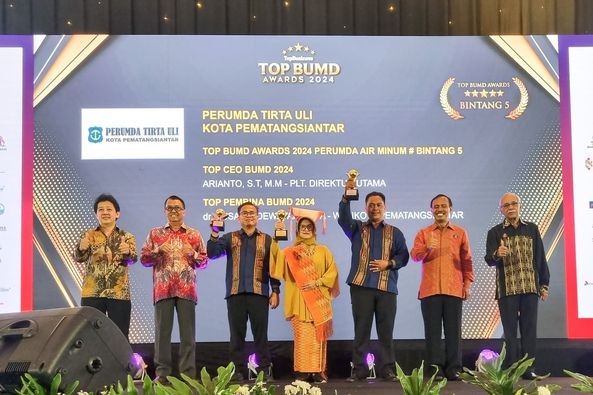 dr Susanti Terima Top BUMD Awards 2024 