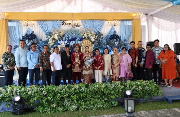 Ketua TP PKK Ny Liswati Hadiri Resepsi Pernikahan Anak Asisten Perekonomian dan Pembangunan Zainal S