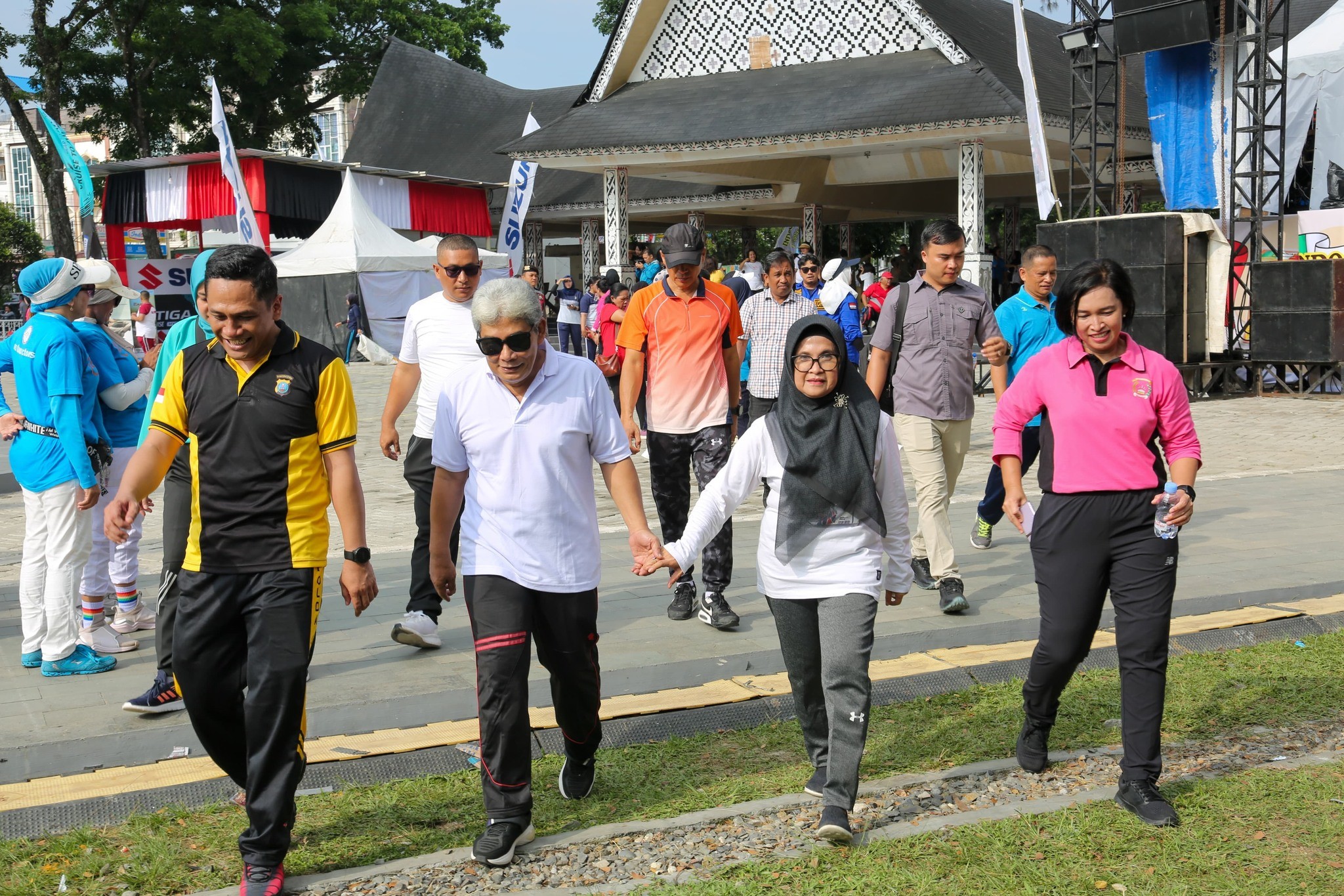 dr Susanti Senam Bersama Forkopimda dan Masyarakat dan Saksikan Pertandingan Tradisional