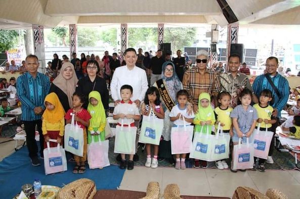 dr Susanti Serahkan Alat Mewarnai sebagai Tanda Dibukanya Lomba Mewarnai bagi Murid PAUD