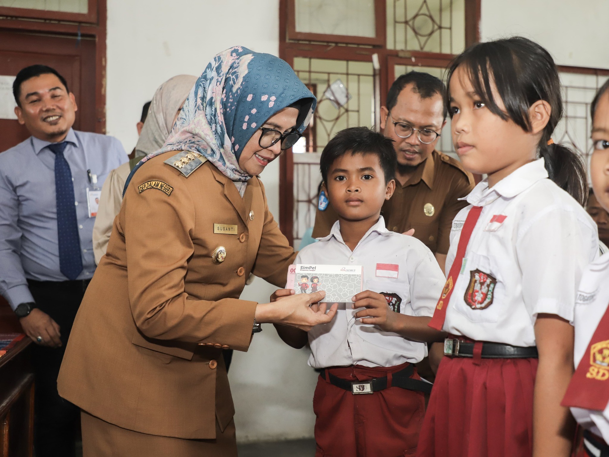 dr Susanti Serahkan Bantuan Peserta Didik Tingkat SD & SMP se-Kota Pematangsiantar