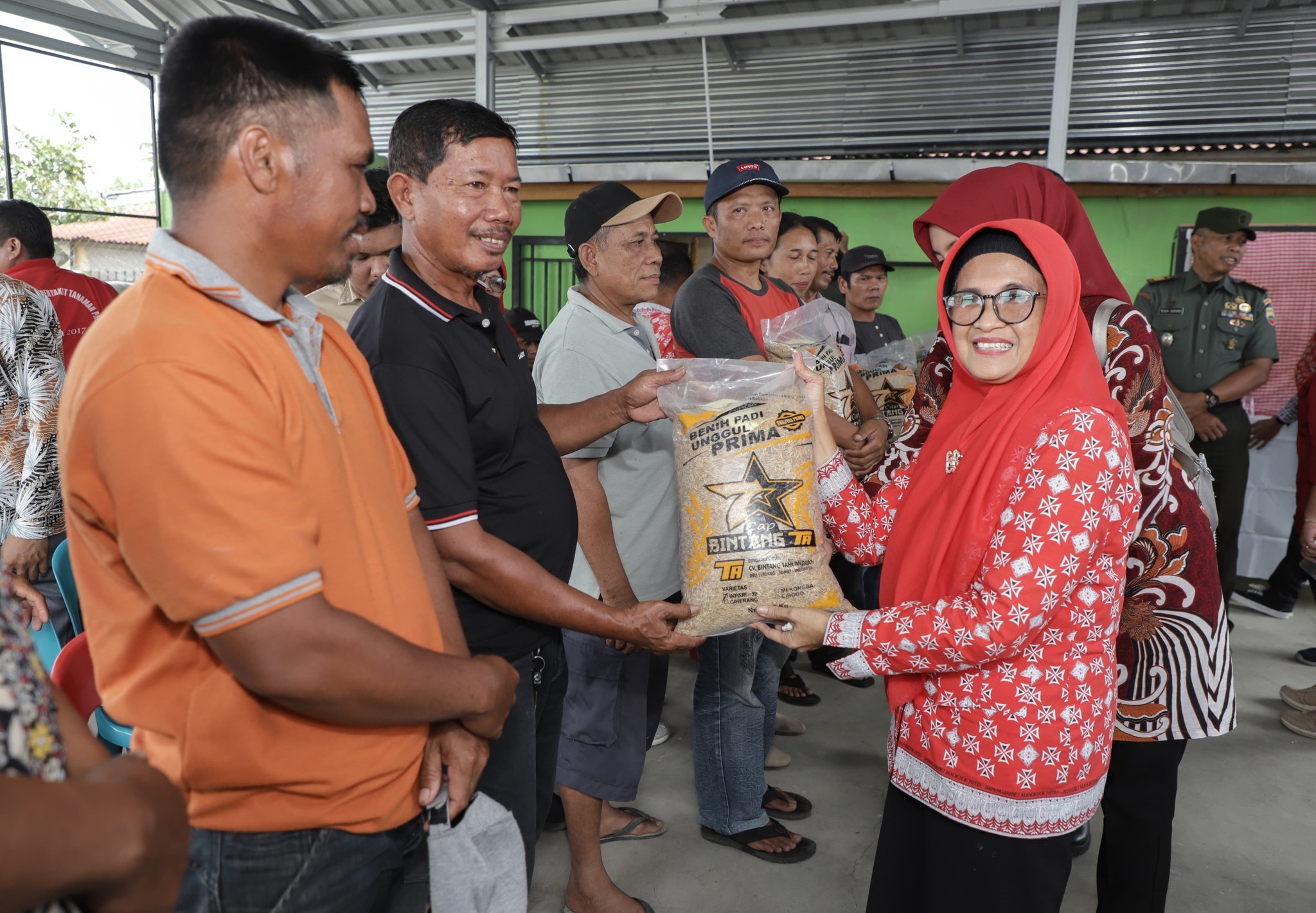 dr Susanti Serahkan Bantuan 5 Ton Benih Padi Bersertifikat ke 13 Kelompok Tani di Kelurahan Pematang