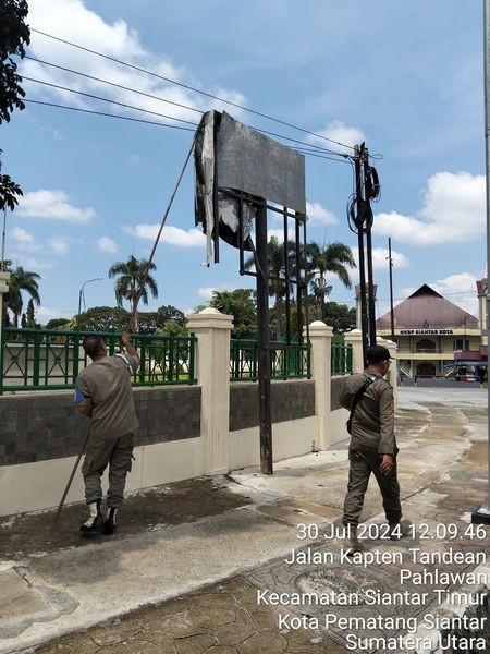 Sosialisasi kepada Pedagang pinggir jalan dan Penertiban Spanduk,Baliho