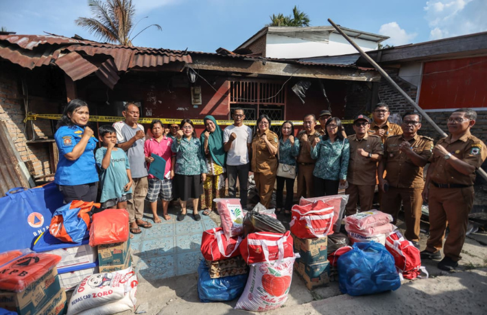 Ketua TP PKK Ny Liswati dan Jajaran Pemko Pematangsiantar Serahkan Bantuan ke Korban Kebakaran Rumah