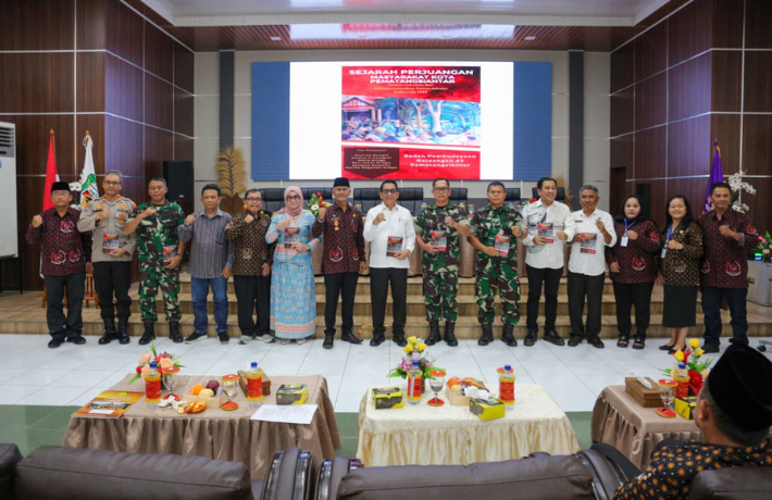 Launching Buku Sejarah Perjuangan Masyarakat Kota Pematangsiantar  Wali Kota Wesly Diwakili Asisten 