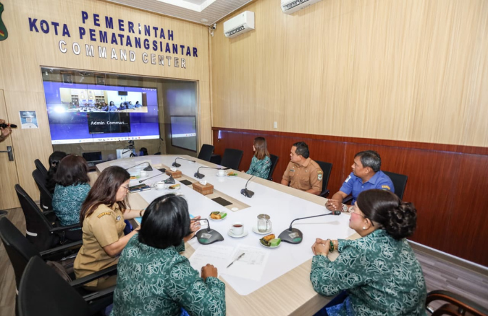 Ketua TP PKK Ny Liswati Silaturahmi dan Serahkan Bantuan ke TP PKK Sibolga untuk Korban Bencana 
