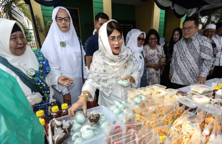 Wali Kota Wesly dan Ketua TP PKK Ny Liswati Borong Produk di Warung Ramadhan BKMT 