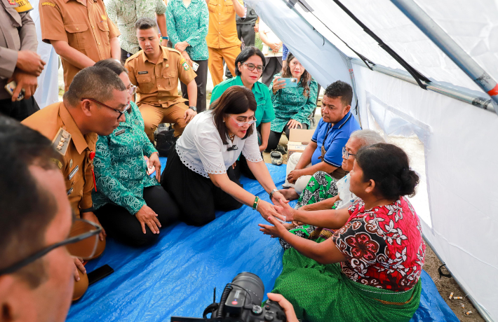 Ketua TP PKK Ny Liswati Serahkan Bantuan kepada Korban Kebakaran di Jalan Bahkora Bawah 