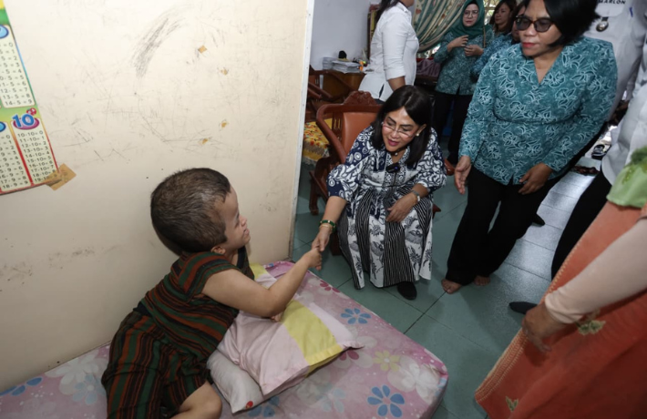 Ketua TP PKK Ny Liswati Kunjungi dan Beri Bantuan ke Penderita Hydrocephalus di Kelurahan Kahean