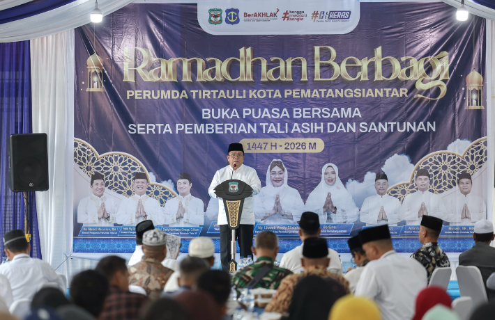 Ramadhan Berbagi Perumda Air Minum Tirta Uli Wali Kota Wesly Serahkan Tali Asih dan Santunan